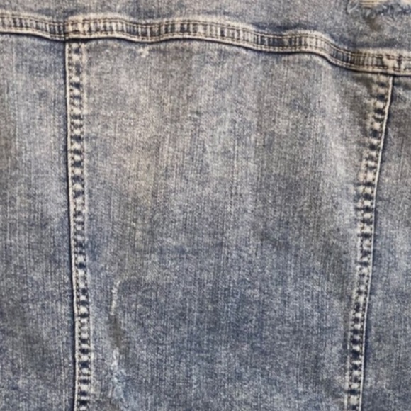 Torrid women’s denim jacket size 1 light wash distressed - Picture 7 of 14